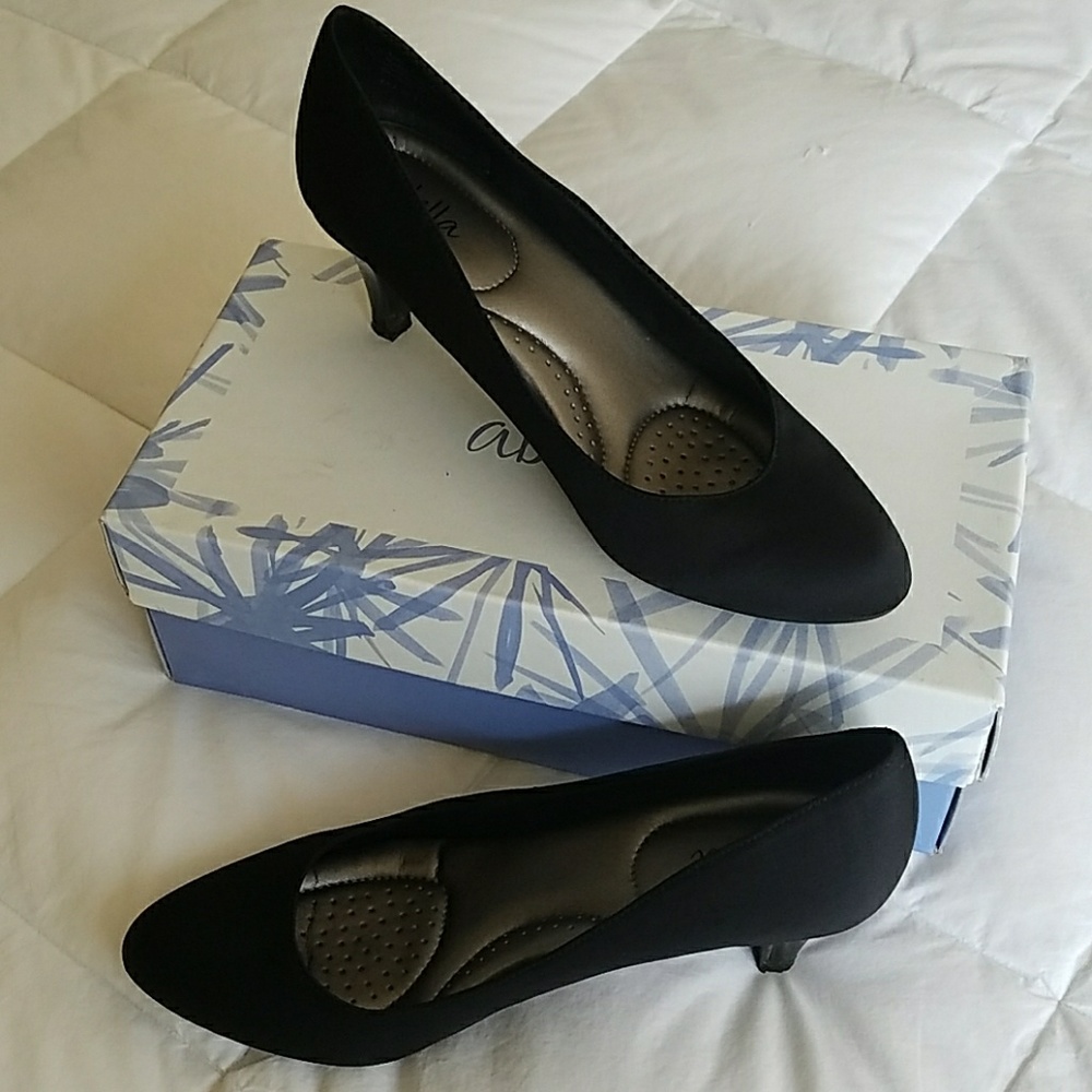 Black pumps